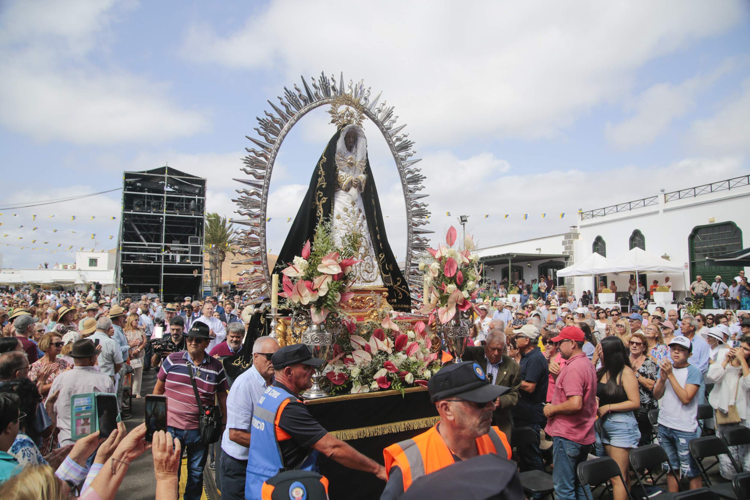 Cientos de personas asisten a la misa en honor a la Virgen de Los Dolores