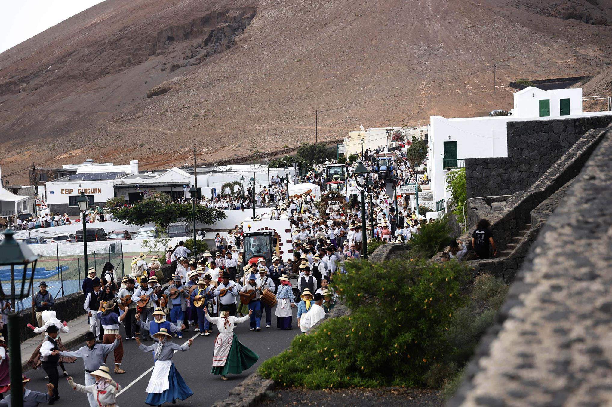 Ofrenda en la Romería de Los Dolores. 