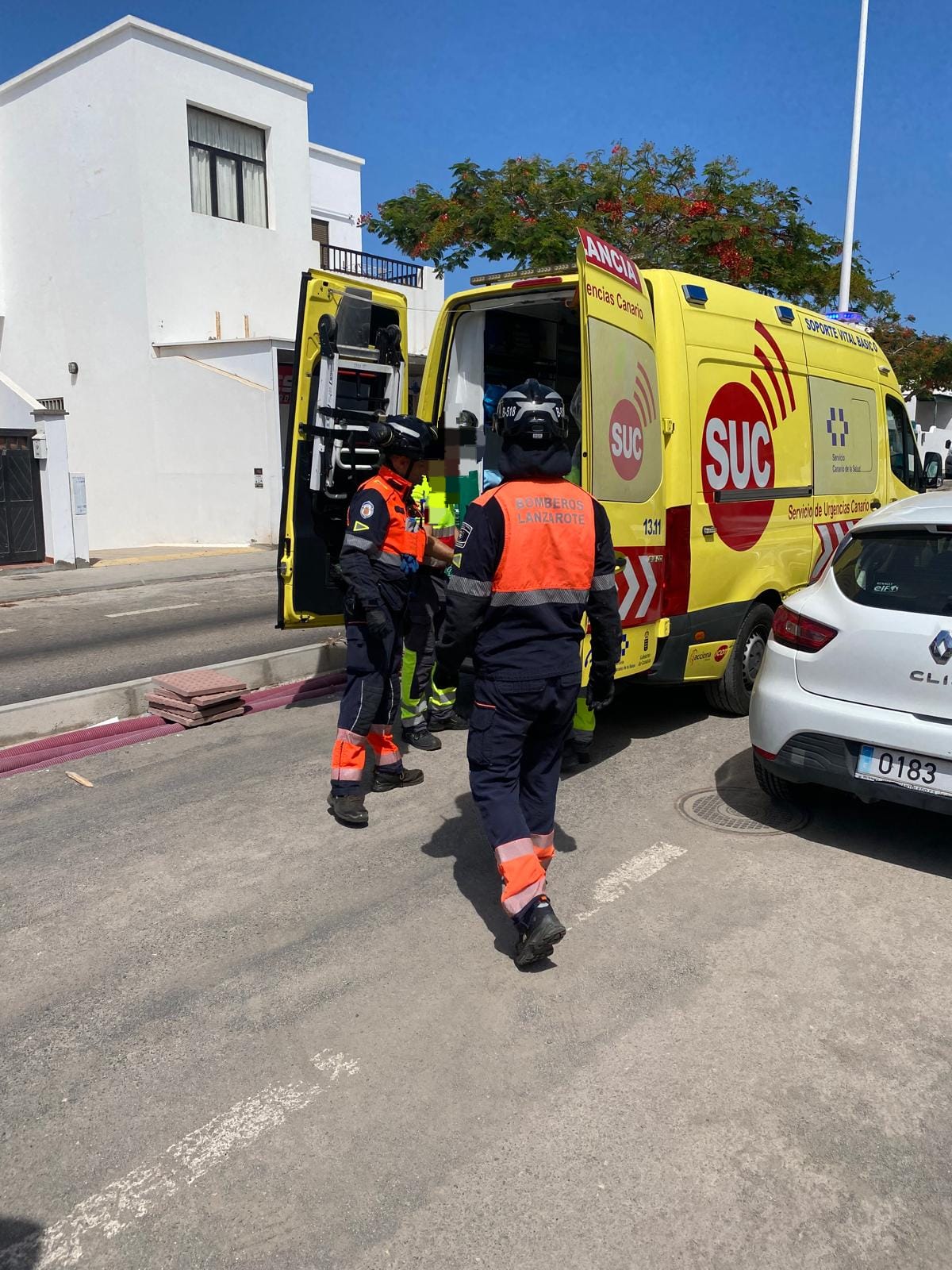 Los bomberos trasladan a la ambulancia a una anciana que sufrió una caída en Playa Honda. Foto: Consorcio de Seguridad y Emergencias.