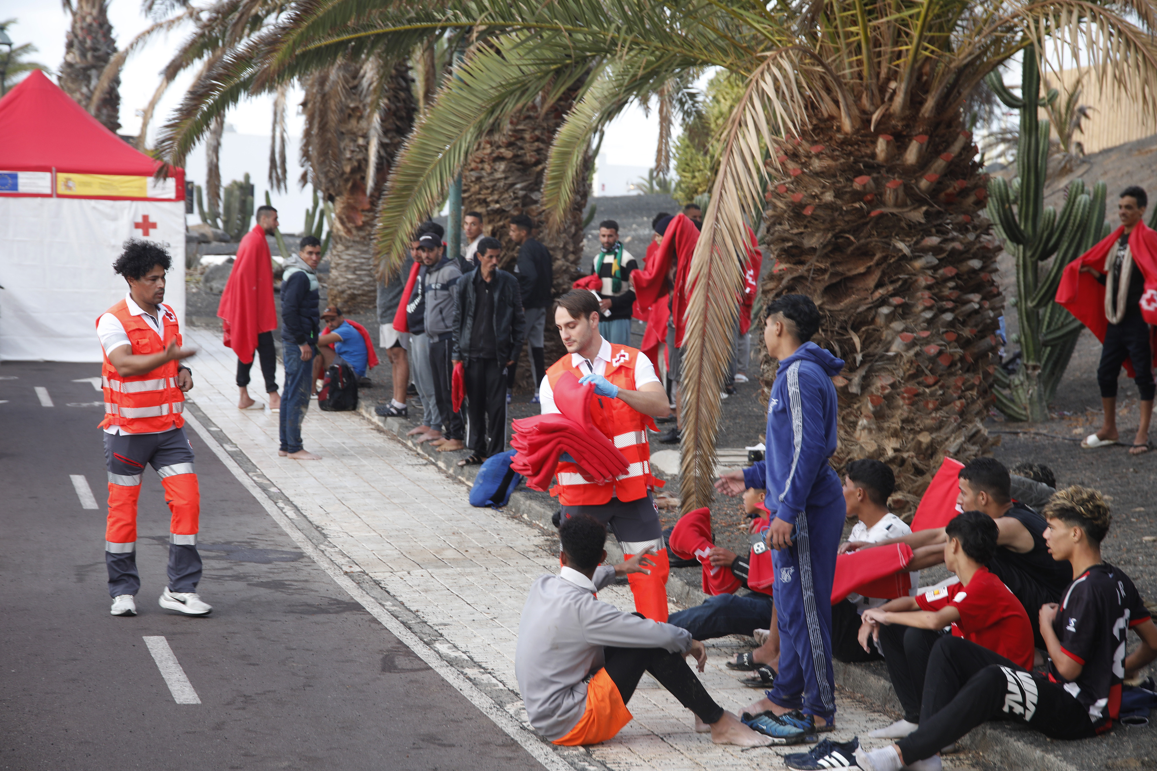 Llega una patera por sus propios medios a Costa Teguise. Foto: Juan Mateos.