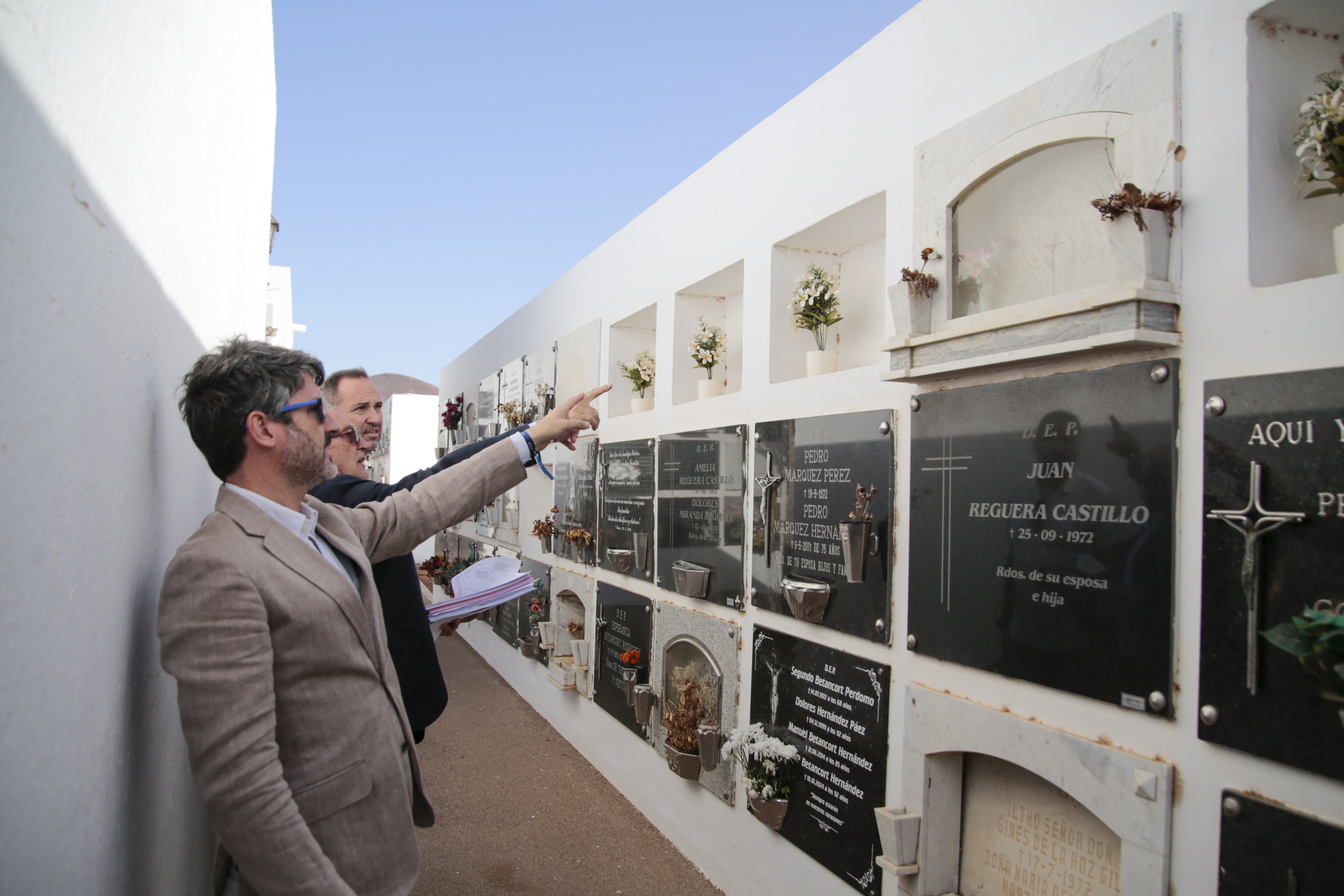 Momento de la exhumación de cinco cadáveres en el Cementerio de San Román. Fotos: Juan Mateos.