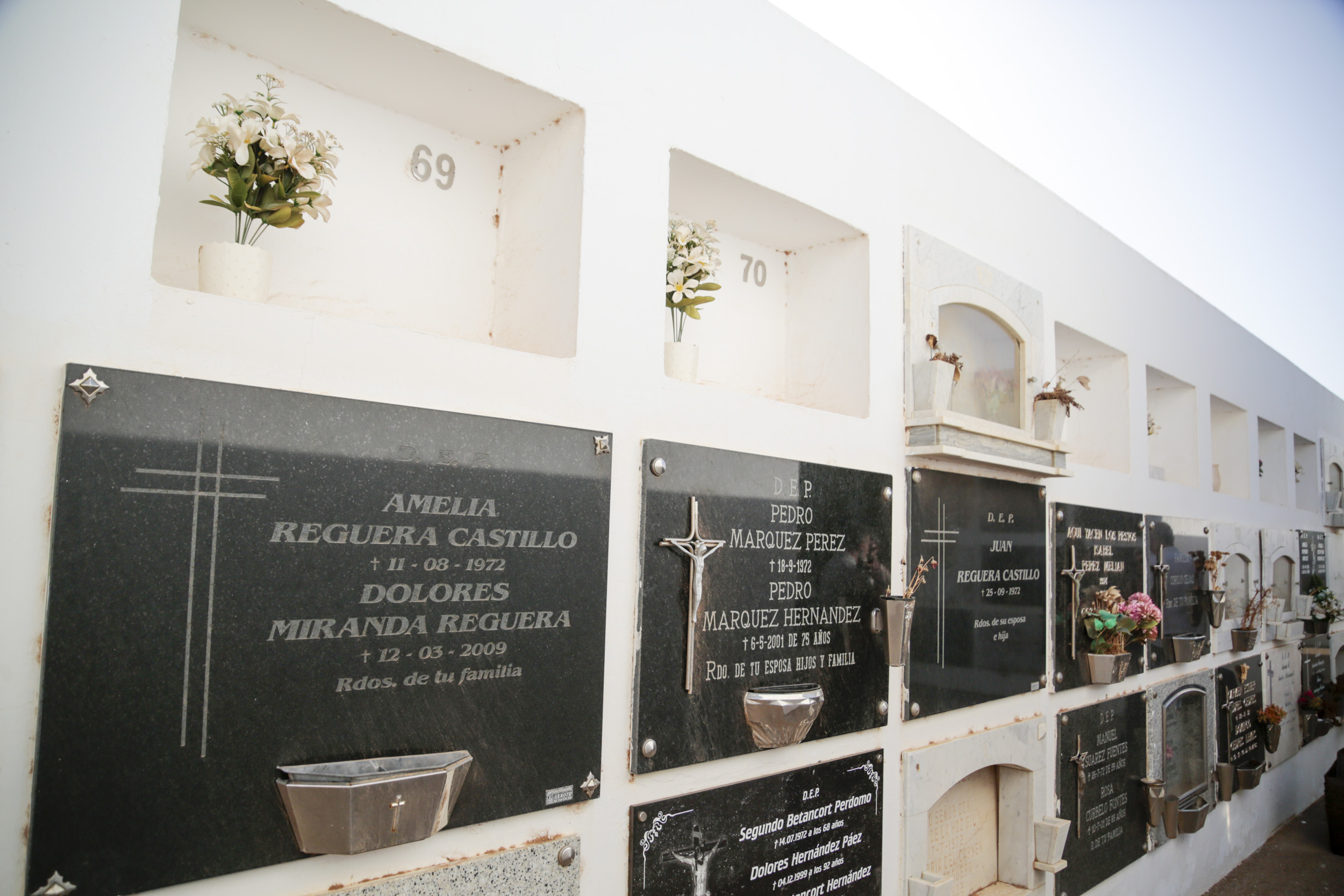 Momento de la exhumación de cinco cadáveres en el Cementerio de San Román. Fotos: Juan Mateos.