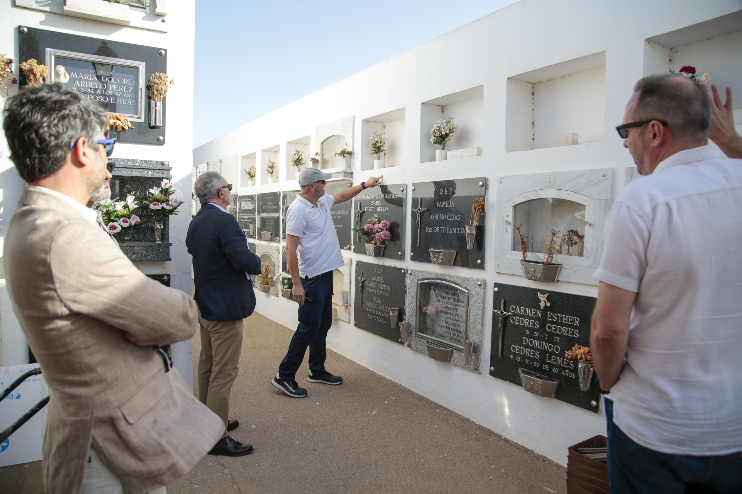 Momento de la exhumación de cinco cadáveres en el Cementerio de San Román. Fotos: Juan Mateos.