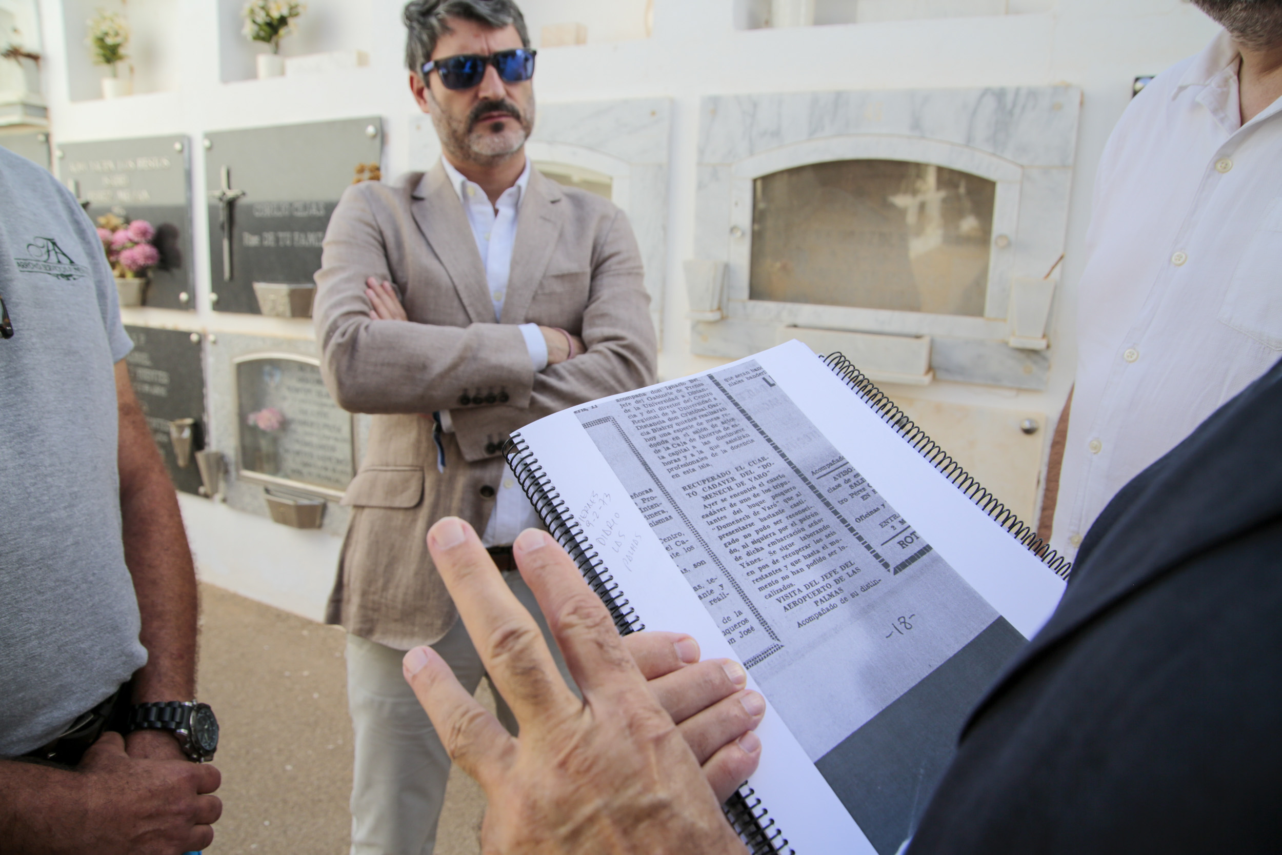 Momento de la exhumación de cinco cadáveres en el Cementerio de San Román. Fotos: Juan Mateos.