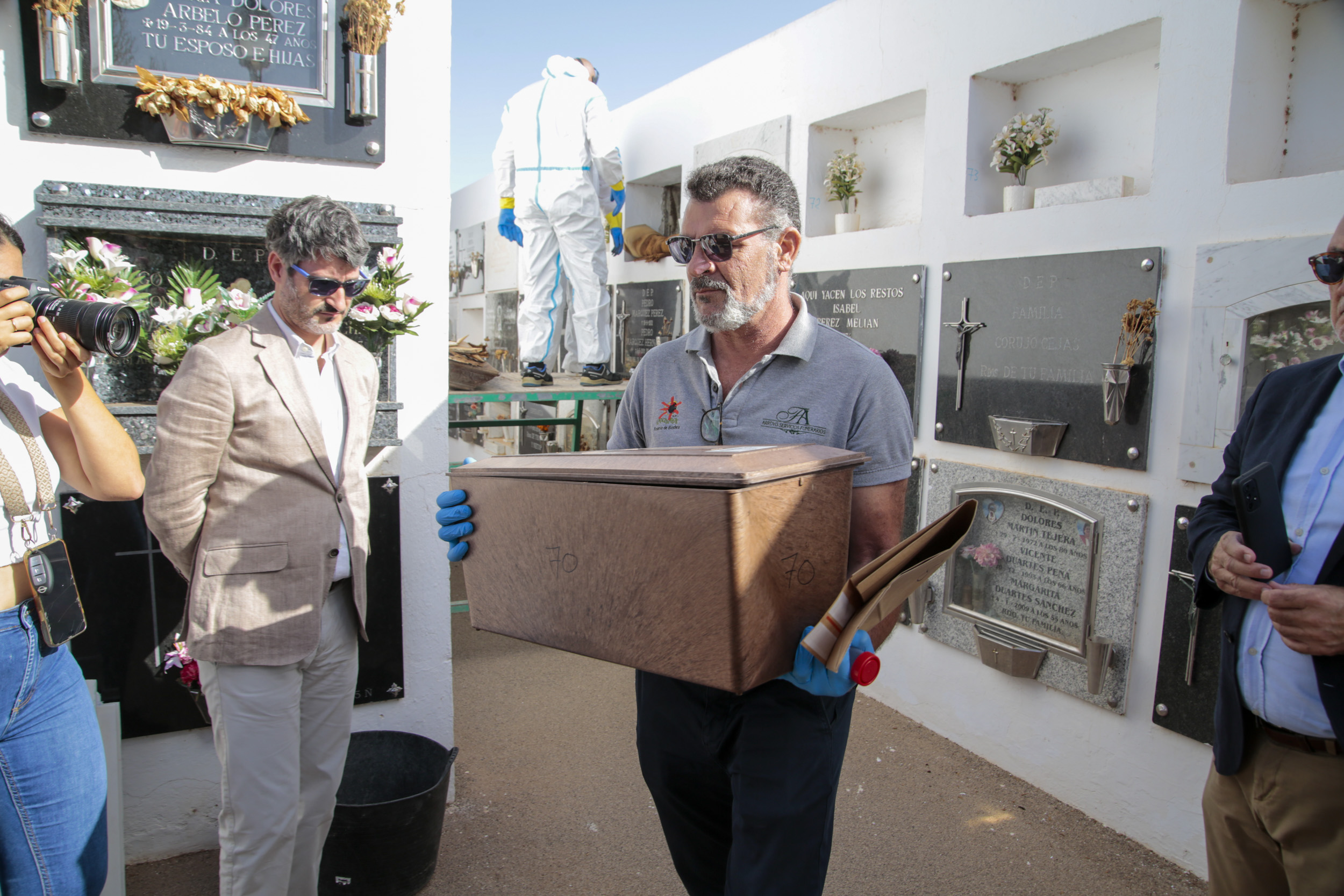 Momento de la exhumación de cinco cadáveres en el Cementerio de San Román. Fotos: Juan Mateos.