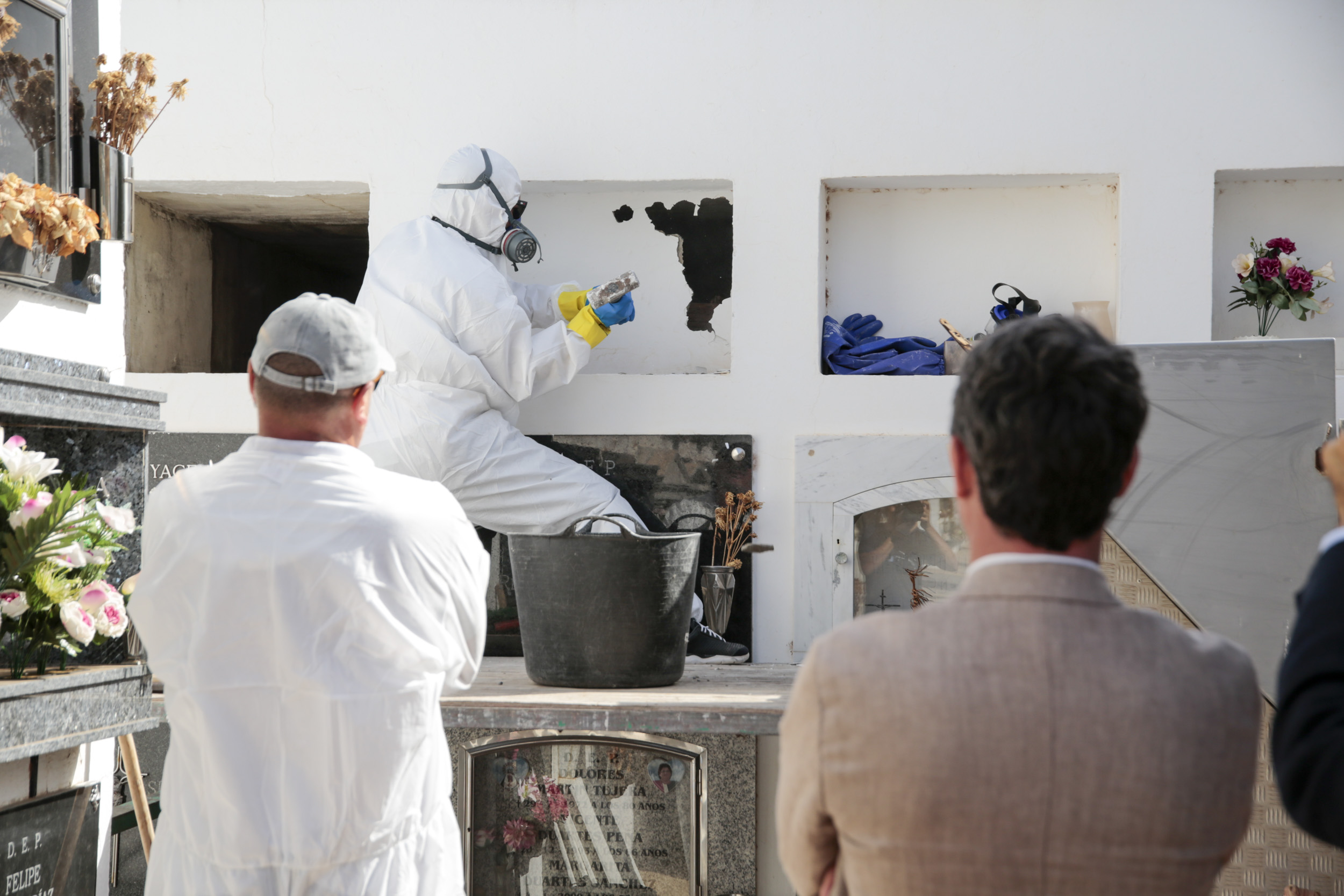 Momento de la exhumación de cinco cadáveres en el Cementerio de San Román. Fotos: Juan Mateos.