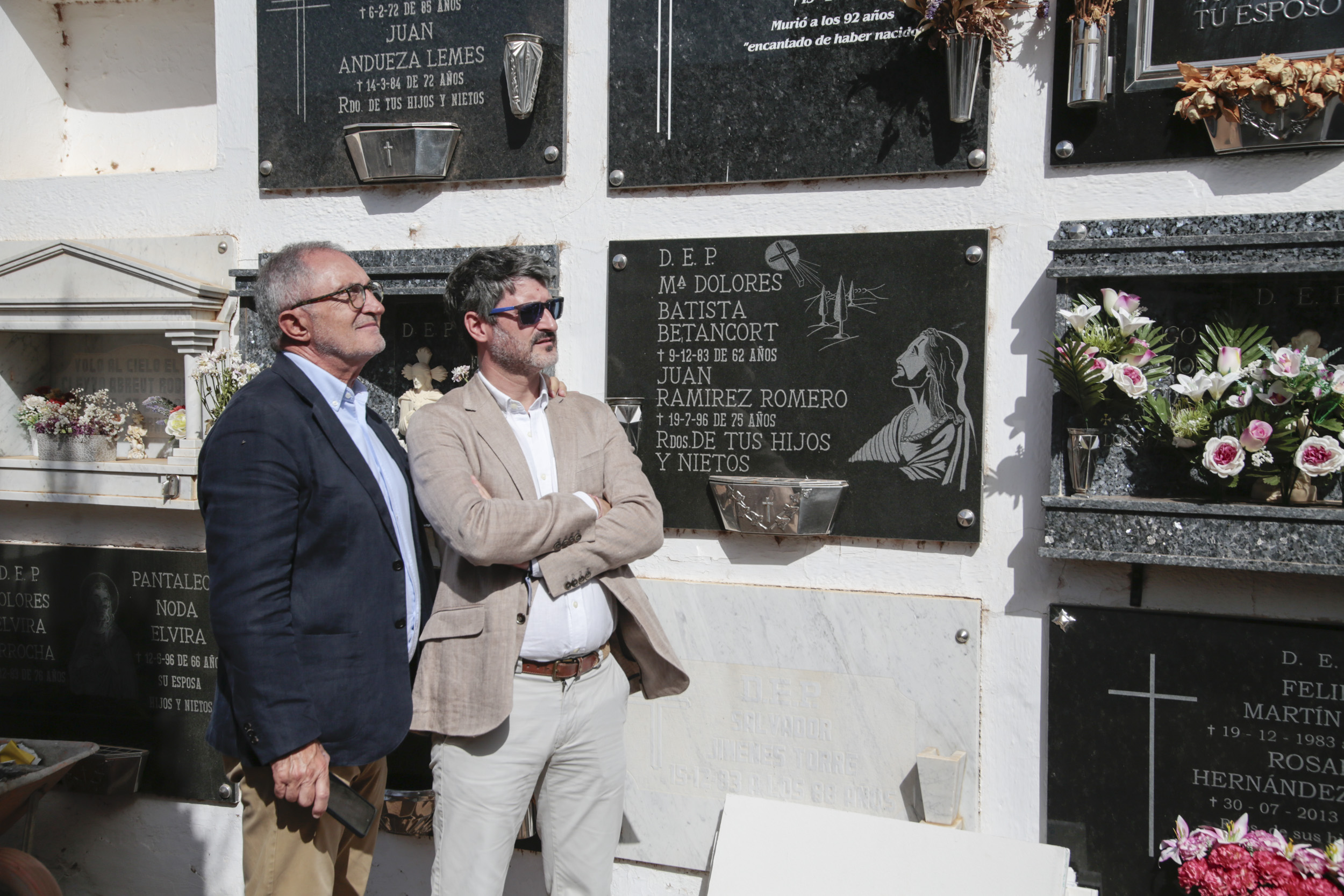 Momento de la exhumación de cinco cadáveres en el Cementerio de San Román. Fotos: Juan Mateos.