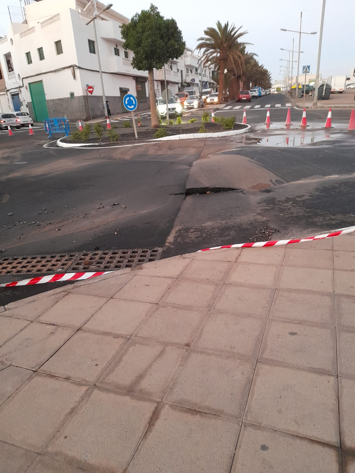 Rotura en una calzada de Arrecife. Fotos: Cedidas. Rotura en una calzada de Arrecife. Fotos: Cedidas.