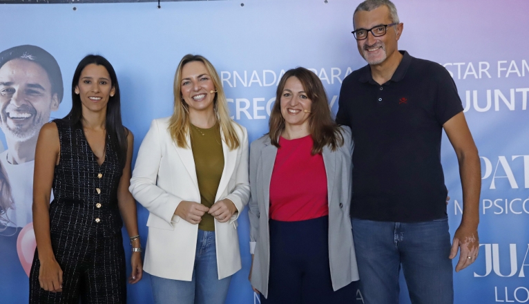 Aroa Ravelo, Lucía Galán Bertrand, Mónica Vargas Roca y Mariano Acuña en las jornadas 'Lanzarote en familia'. Foto: Cabildo de Lanzarote. Aroa Ravelo, Lucía Galán Bertrand, Mónica Vargas Roca y Mariano Acuña en las jornadas 'Lanzarote en familia'. Foto: Cabildo de Lanzarote.