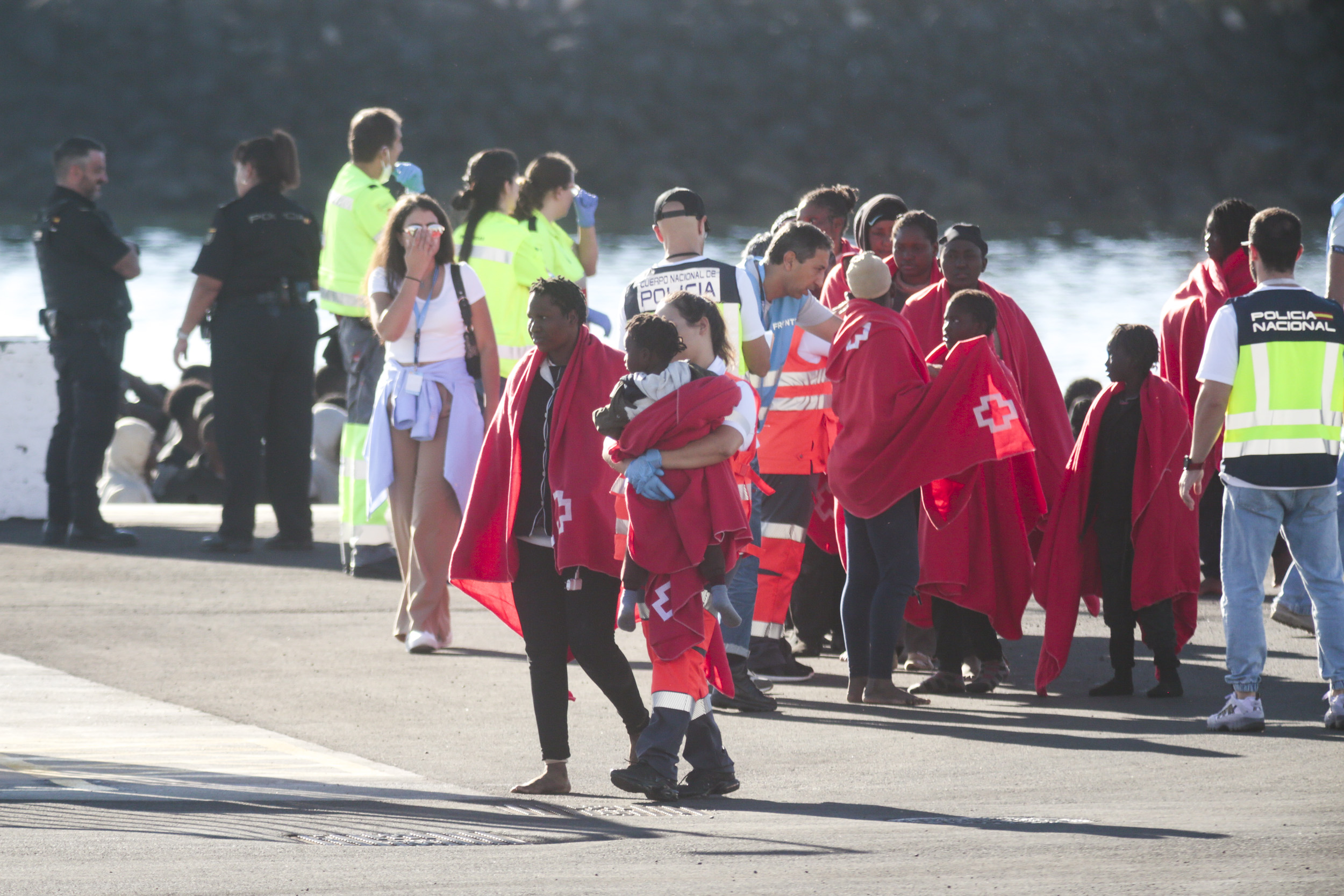 Atención de migrantes en Puerto Naos, 2 de noviembre Atención de migrantes en Puerto Naos, 2 de noviembre