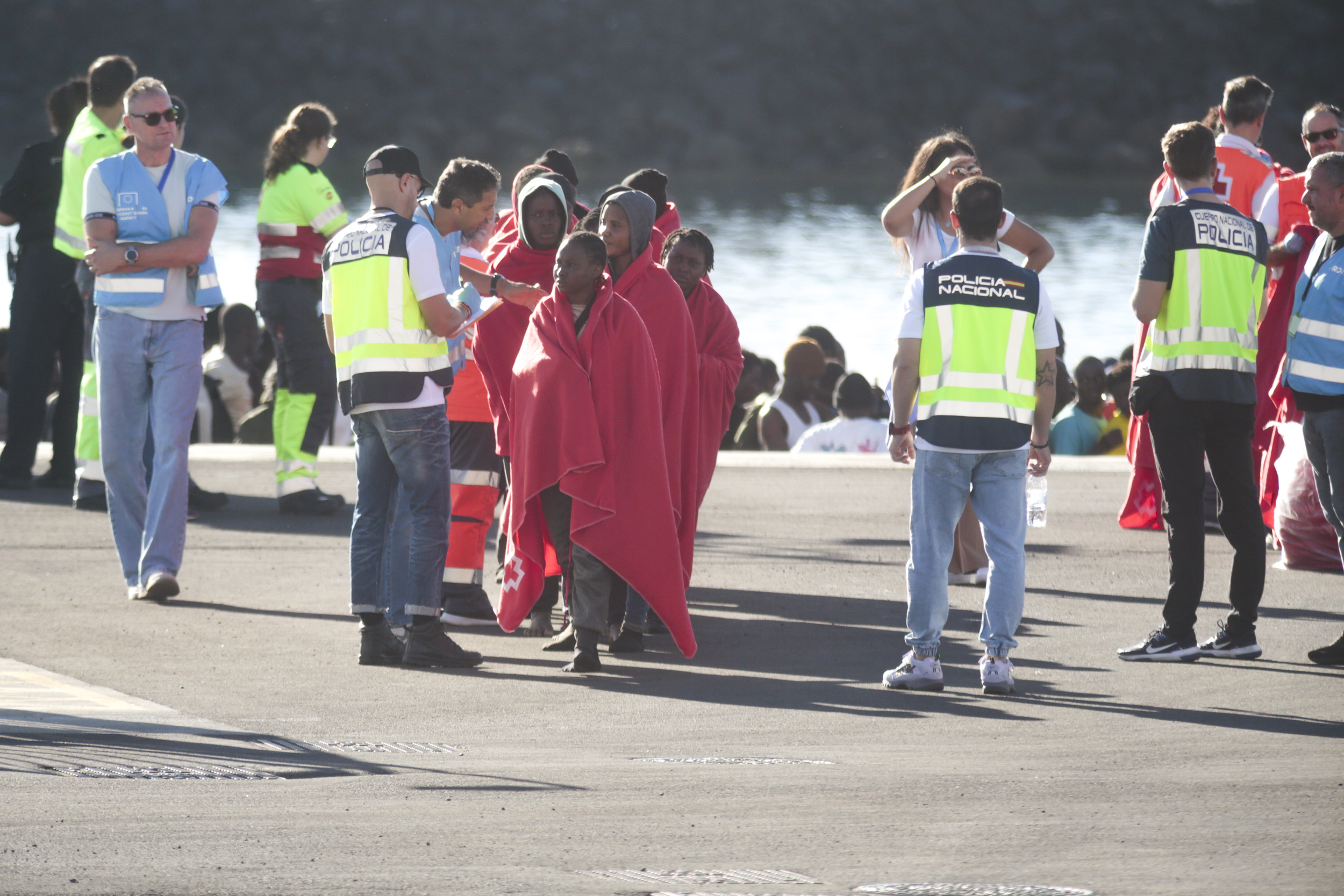 Atención de migrantes en Puerto Naos, 2 de noviembre Atención de migrantes en Puerto Naos, 2 de noviembre