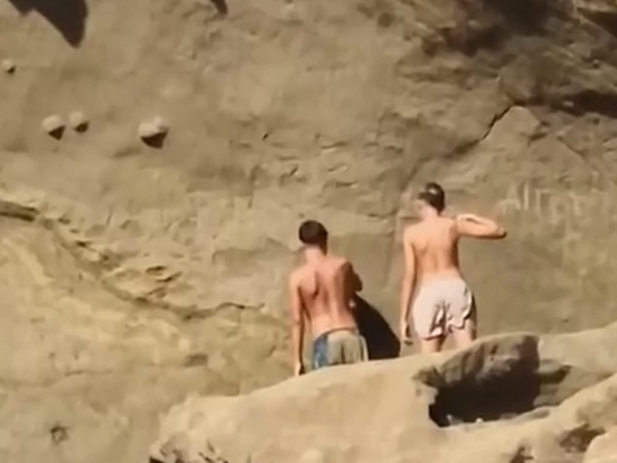 Turistas pintan en la ladera de Montaña Amarilla en La Graciosa.