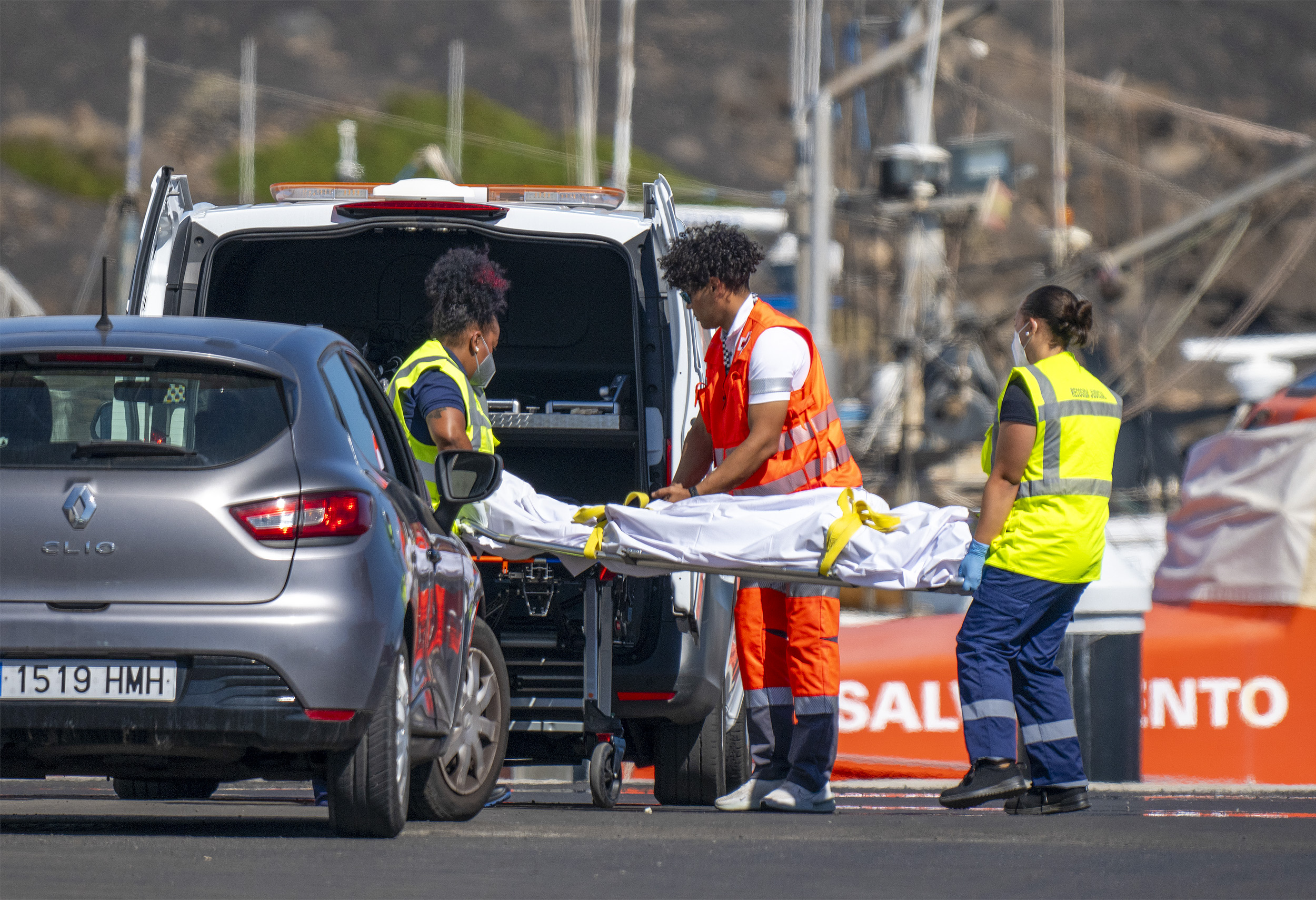 Traslado del cuerpo de uno de los jóvenes migrantes fallecidos este 5 de noviembre. Foto: Juan Mateos.