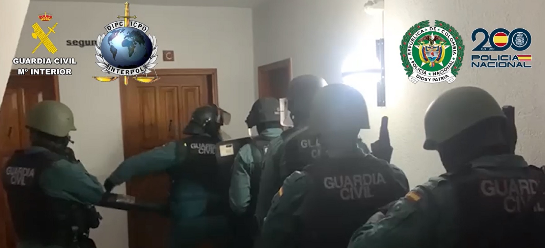 La Guardia Civil irrumpiendo en una de las viviendas. 