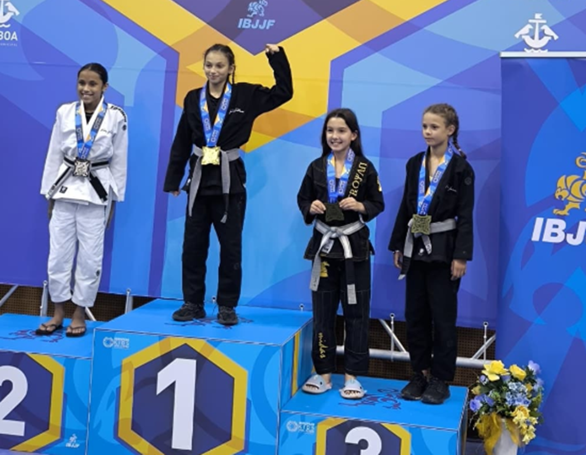 Carla Medina, la segunda por la derecha, tras conseguir un tercer puesto en el campeonato
