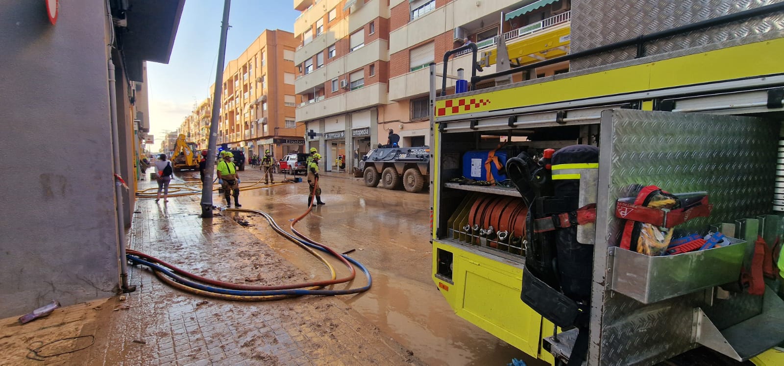 Emerlan acude a ayudar a los afectados tras el paso de la DANA en Valencia. 