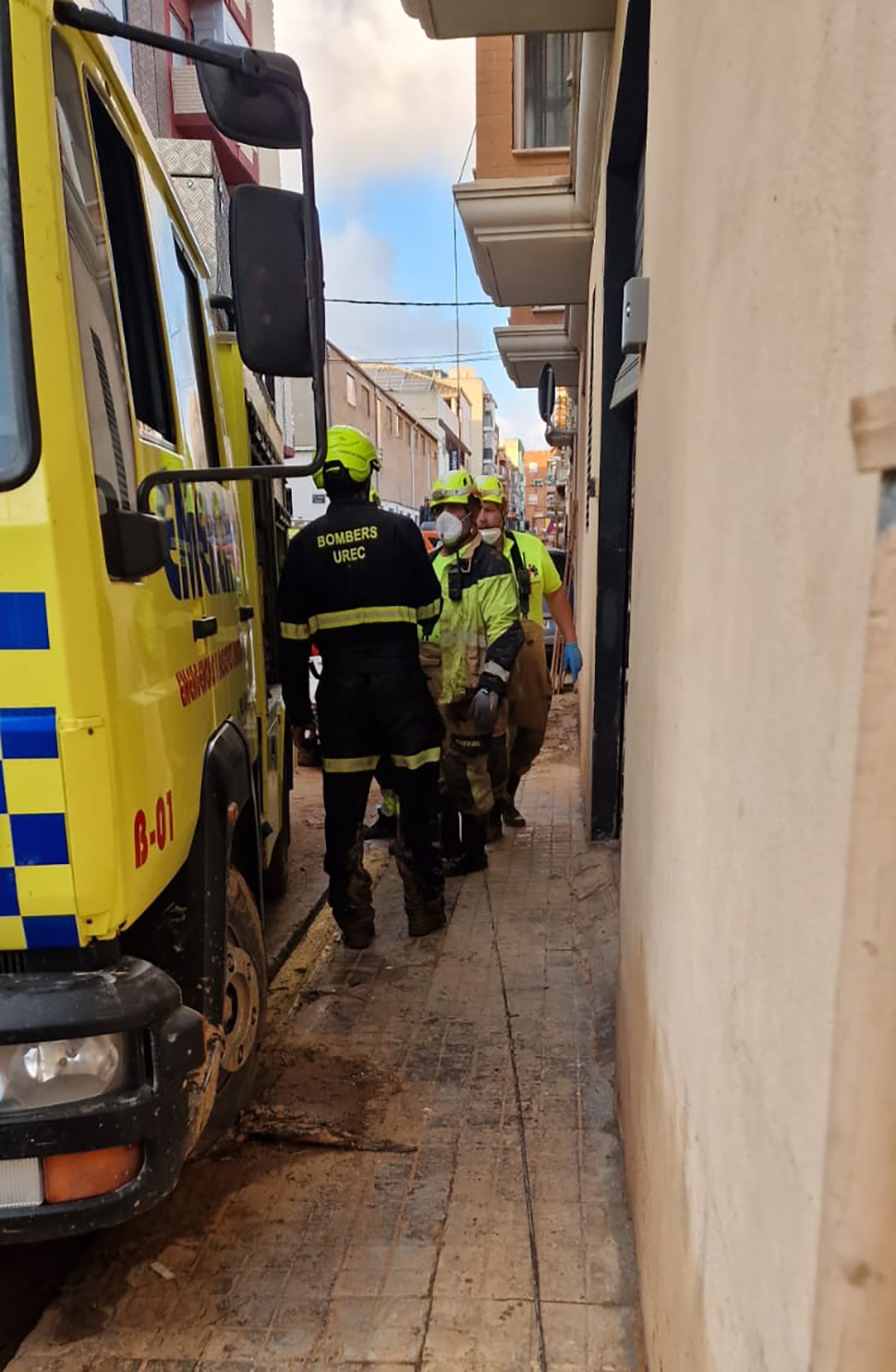 Emerlan acude a ayudar a los afectados tras el paso de la DANA en Valencia. 