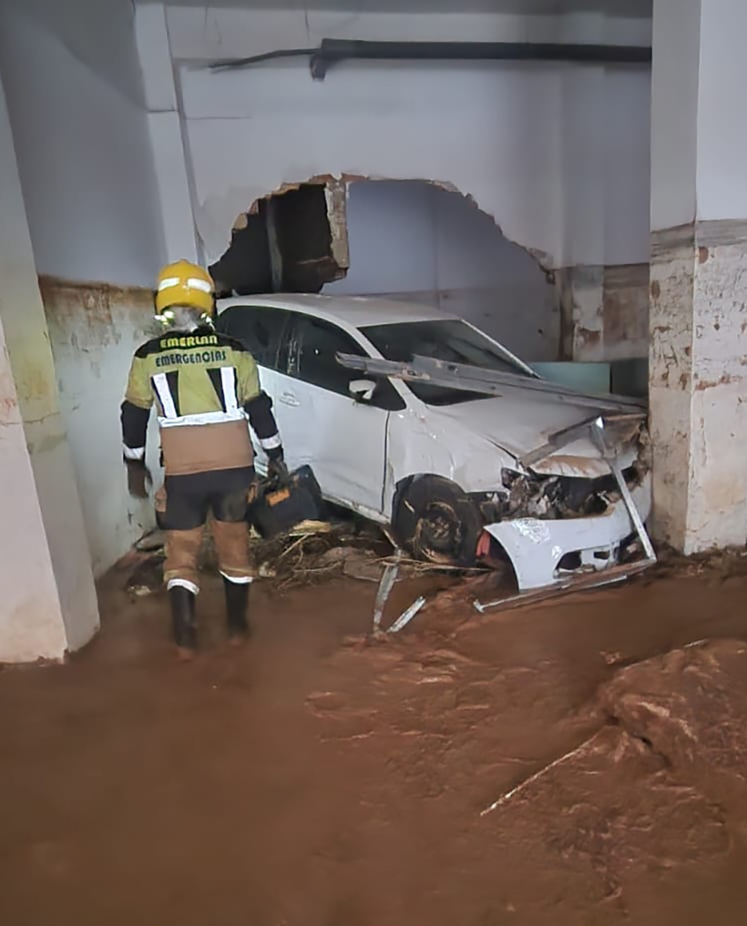 Emerlan acude a ayudar a los afectados tras el paso de la DANA en Valencia. 