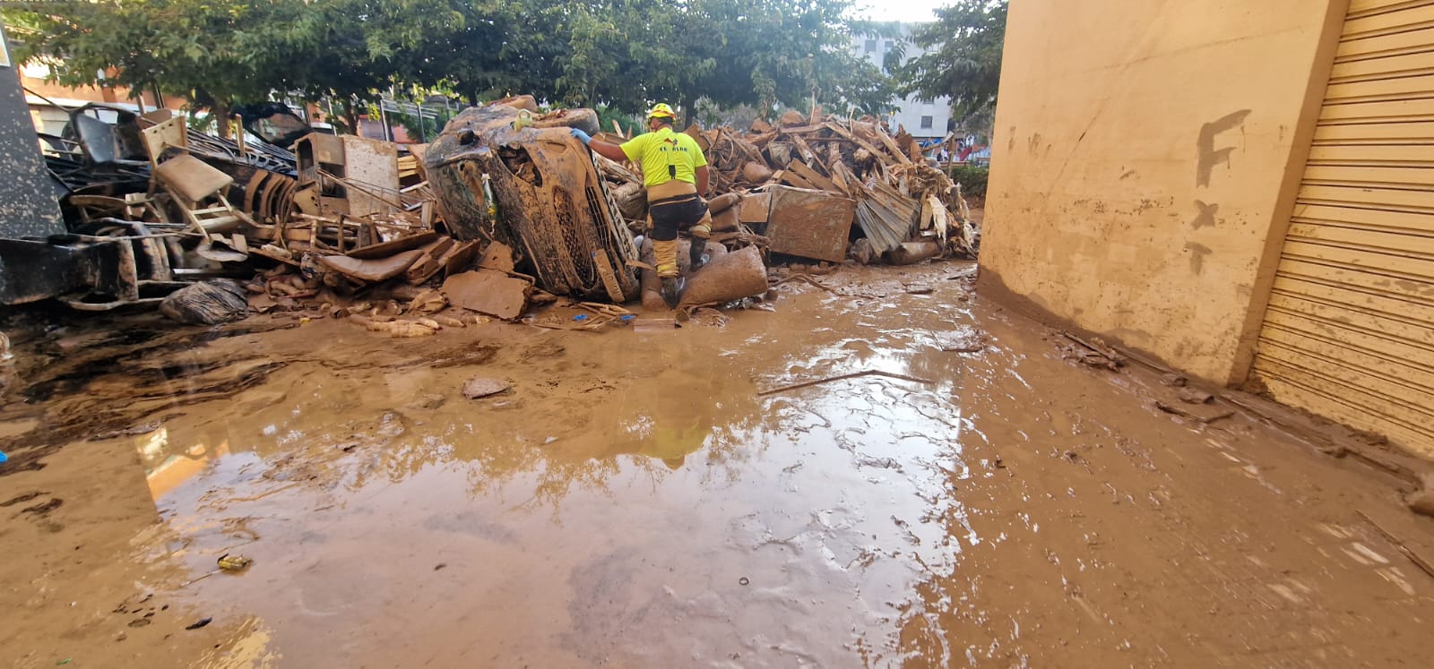 Emerlan acude a ayudar a los afectados tras el paso de la DANA en Valencia. 