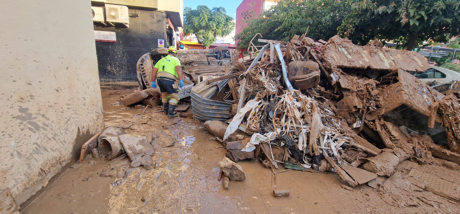 Emerlan acude a ayudar a los afectados tras el paso de la DANA en Valencia. 