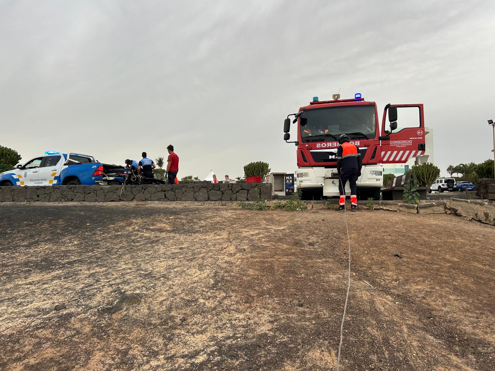 Los bomberos sacan del agua los restos de una neumática en Costa Teguise