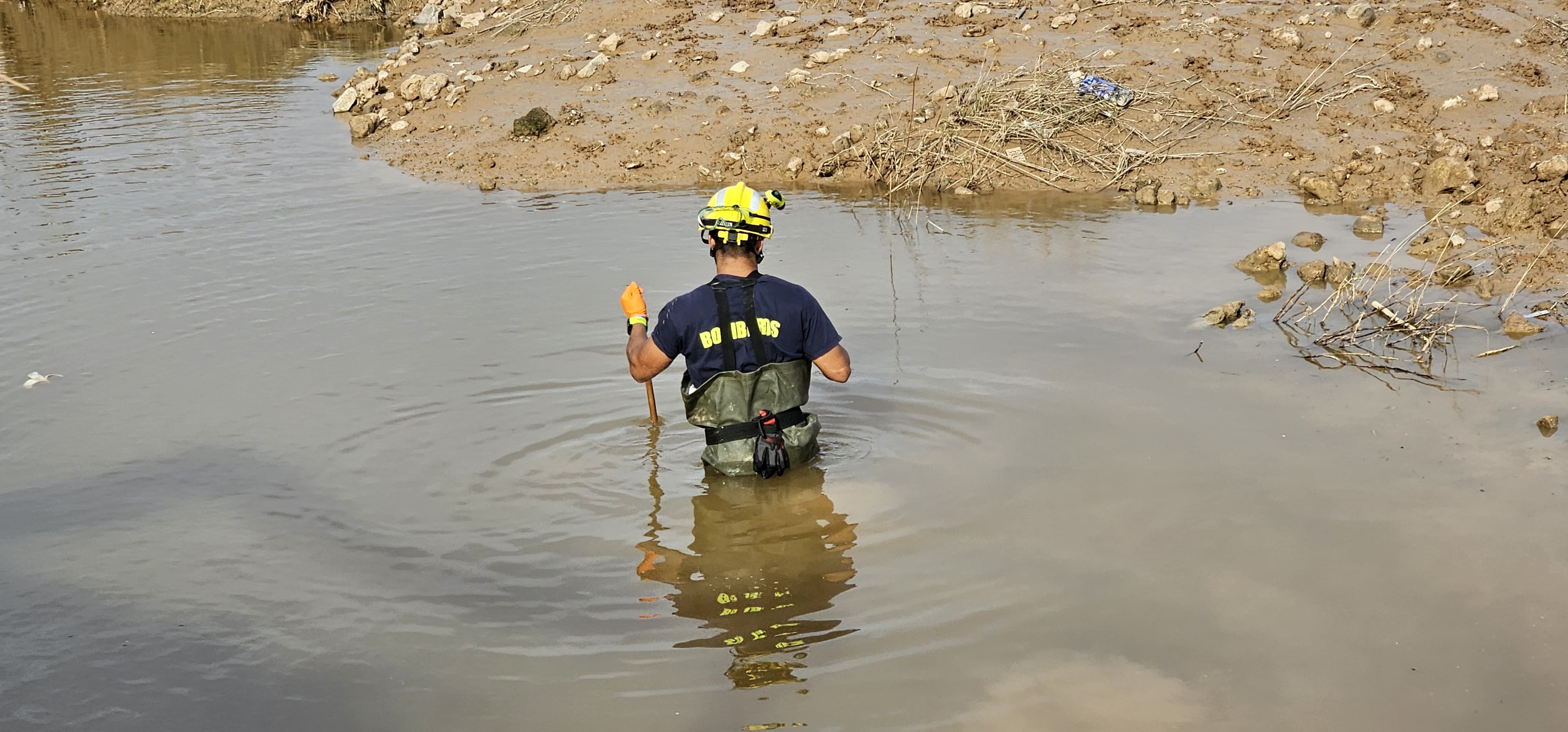 Firefighters from the Canary Islands search the Albufera area.