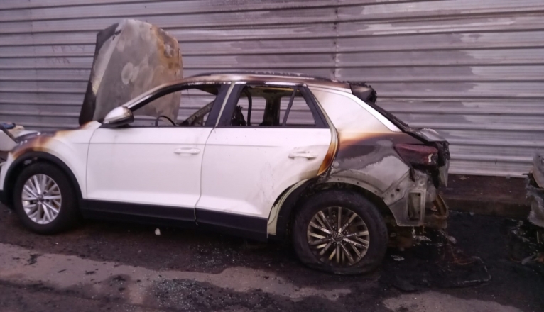 Coche quemado por un contenedor Coche quemado por un contenedor