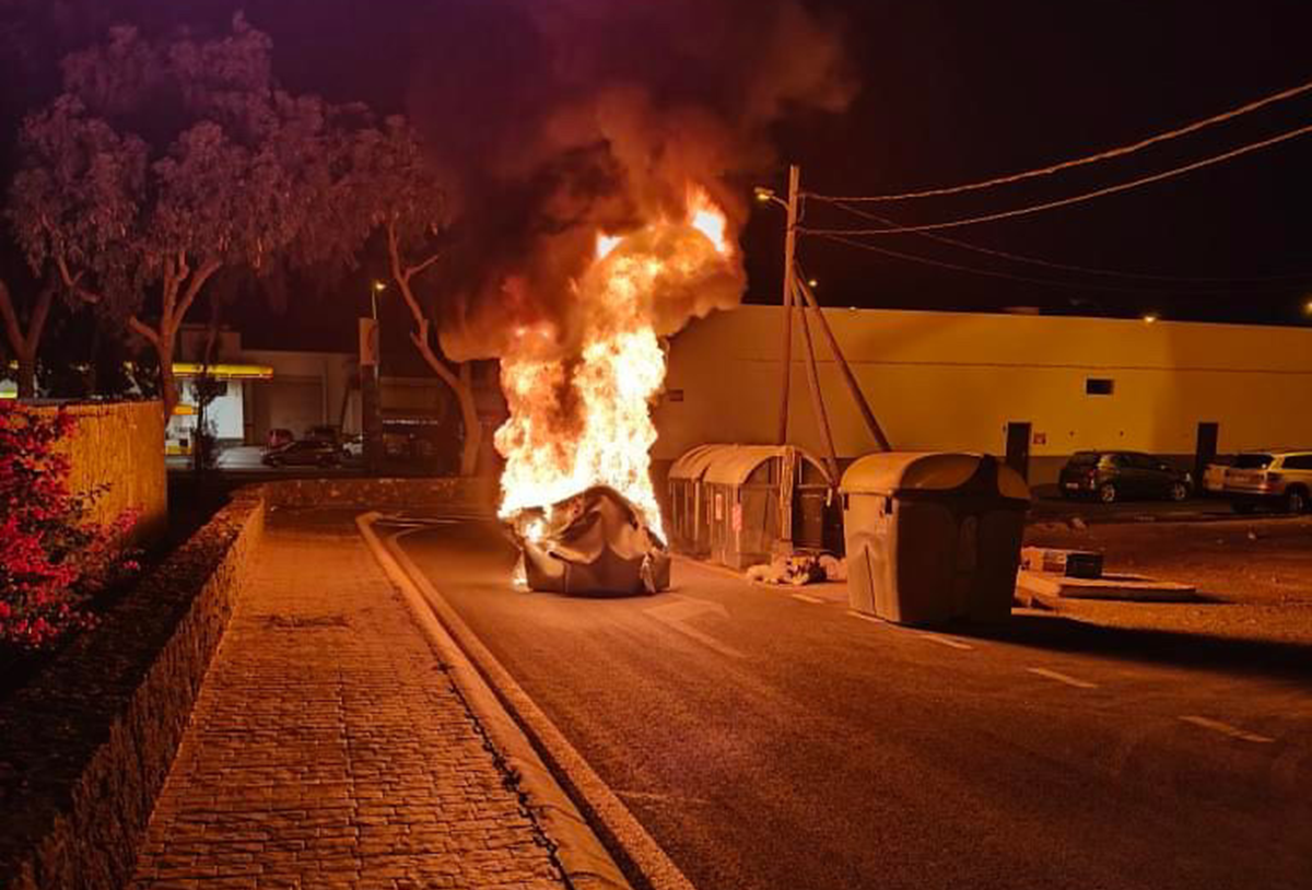Contenedor ardiendo la pasada madrugada en Arrecife