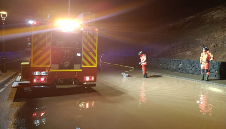 Bomberos achicando Bomberos achicando