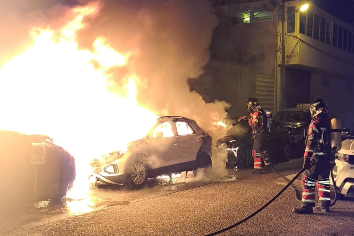 Incendio de contenedores y vehículos