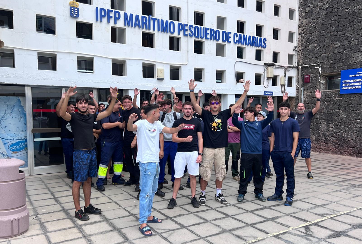 Alumnos de la Escuela de Pesca durante la manifestación. Fotos: La Voz