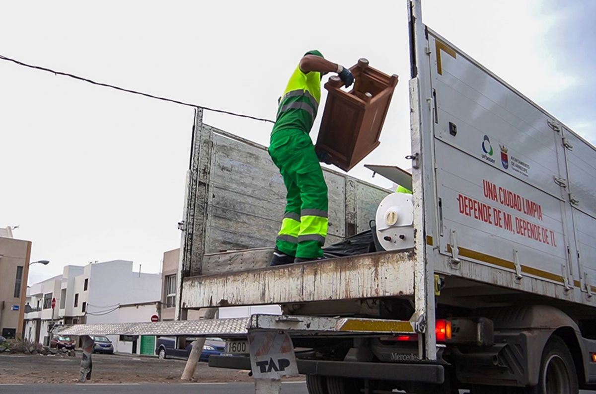 Trabajador recogiendo basura en Arrecife