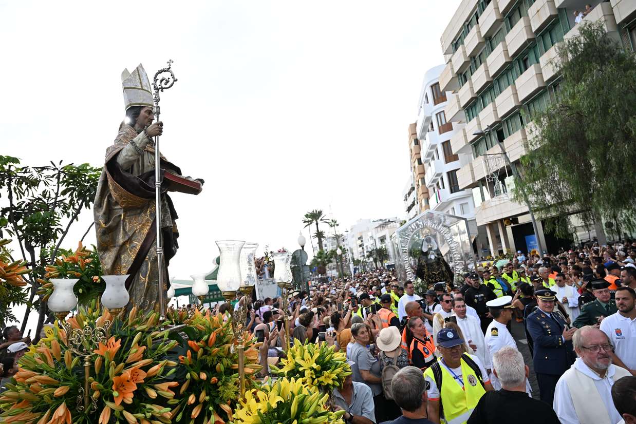 Una multitud llenó la avenida de Arrecife en esta peregrinación  