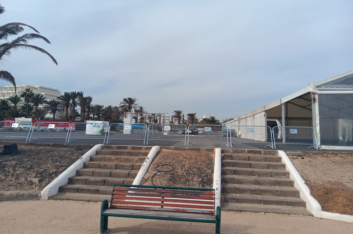 Vallas en el acceso a la playa de Los Charcos