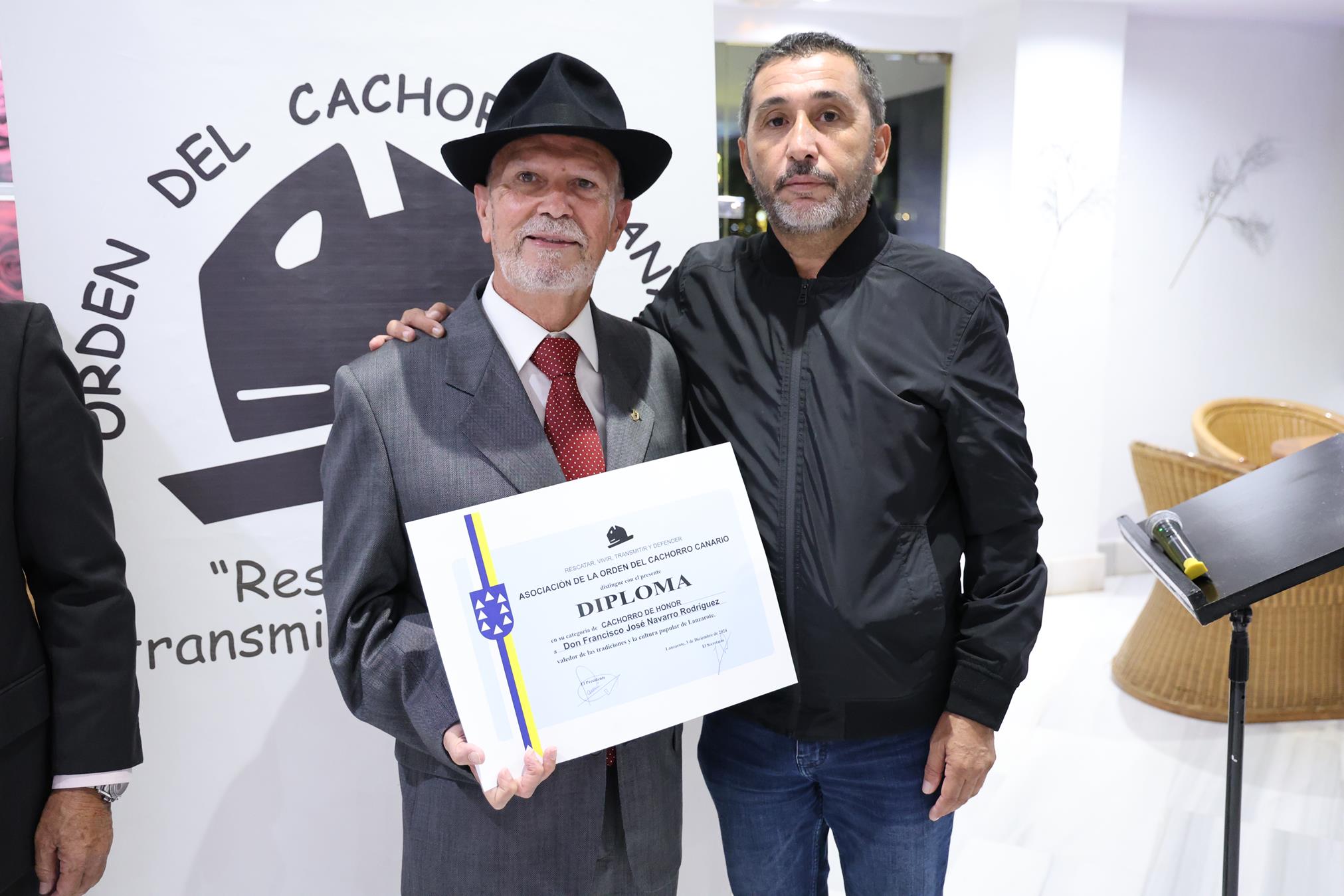 Francisco José Navarro, investido Cachorro de Honor por su defensa de las tradiciones de Lanzarote. Foto: La Voz Francisco José Navarro, investido Cachorro de Honor por su defensa de las tradiciones de Lanzarote. Foto: La Voz
