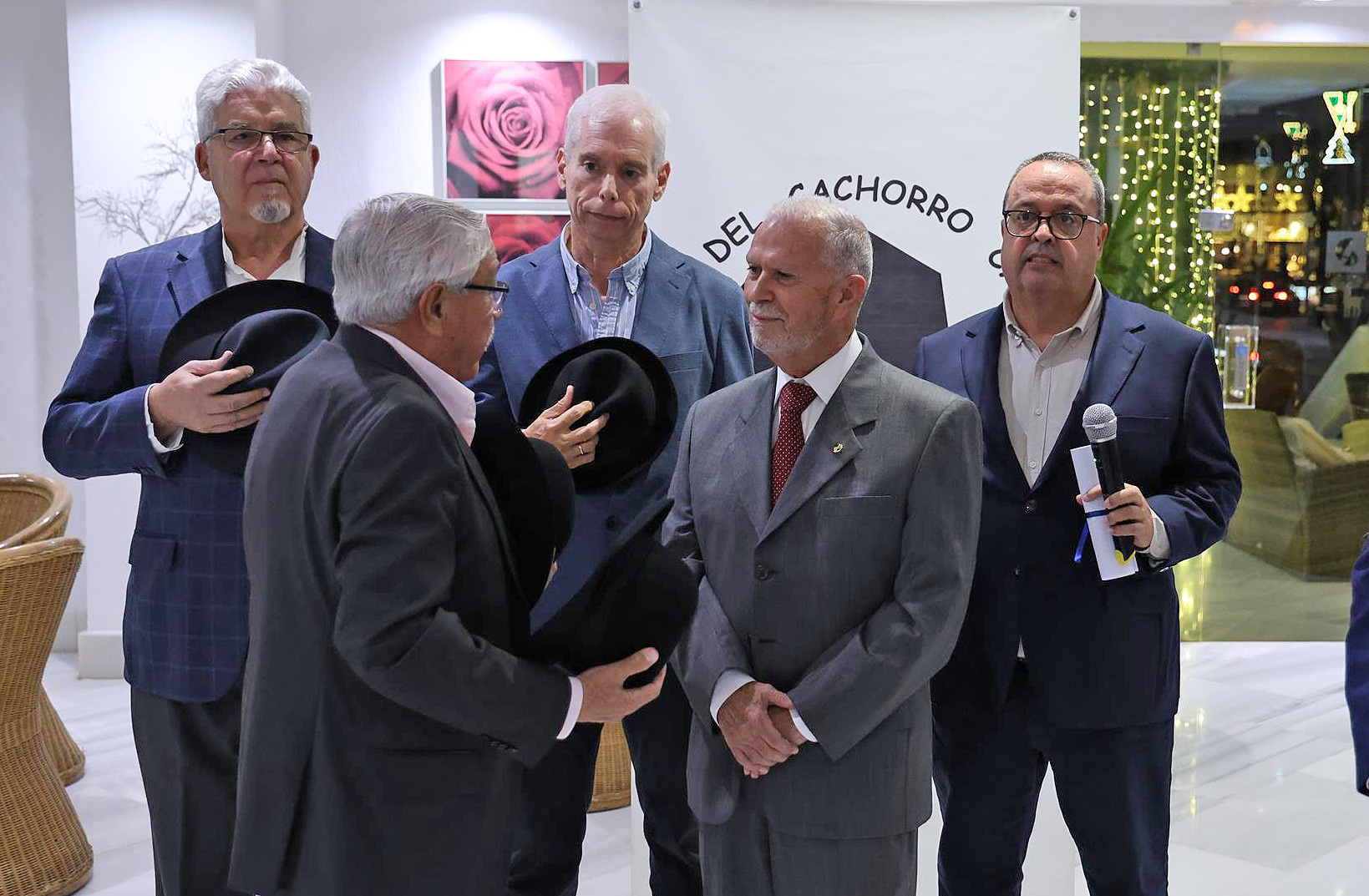 Francisco José Navarro, investido Cachorro de Honor por su defensa de las tradiciones de Lanzarote. Foto: La Voz Francisco José Navarro, investido Cachorro de Honor por su defensa de las tradiciones de Lanzarote. Foto: La Voz