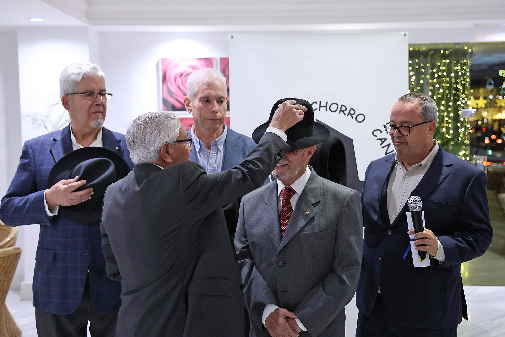 Francisco José Navarro, investido Cachorro de Honor por su defensa de las tradiciones de Lanzarote. Foto: La Voz Francisco José Navarro, investido Cachorro de Honor por su defensa de las tradiciones de Lanzarote. Foto: La Voz
