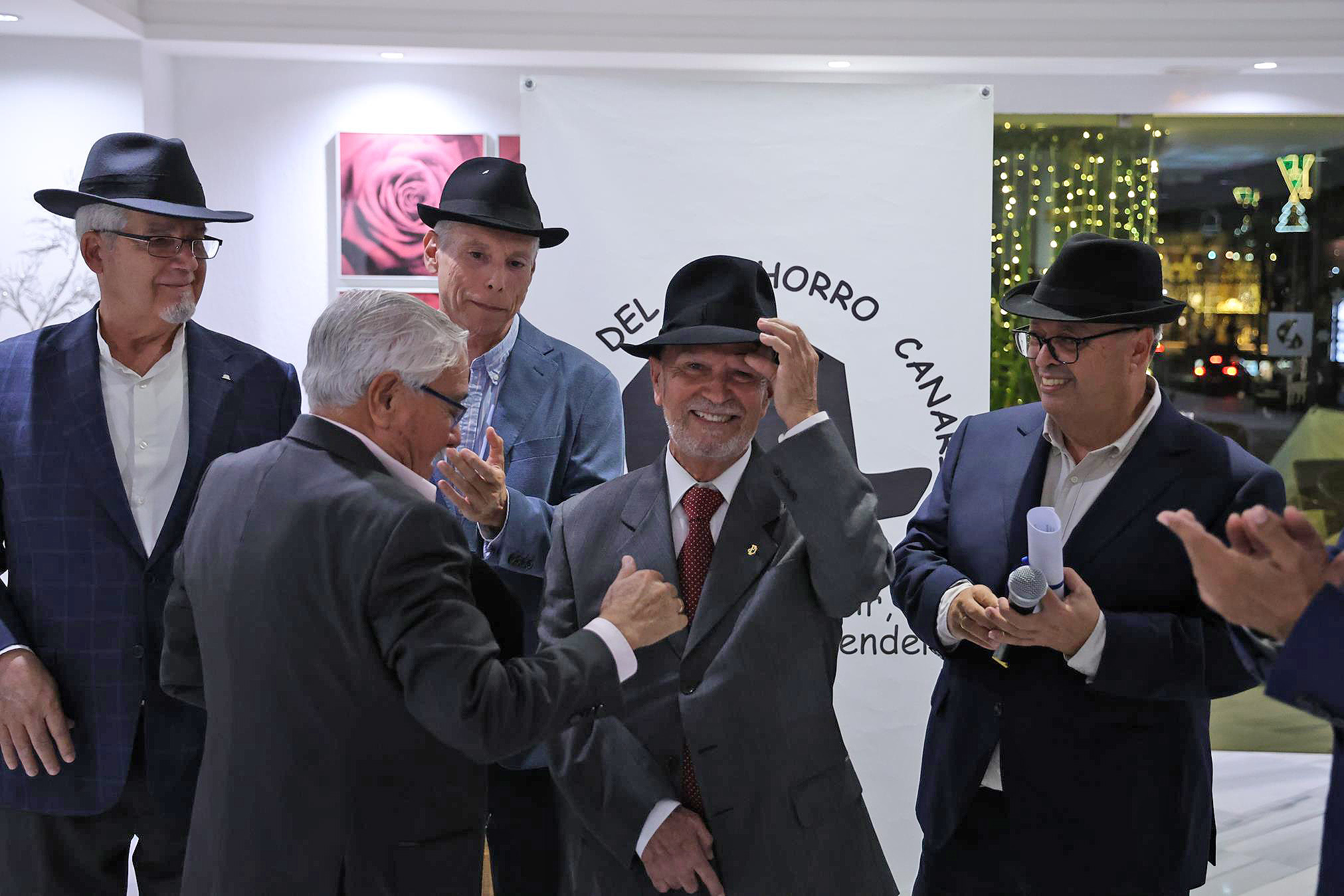 Francisco José Navarro, investido Cachorro de Honor por su defensa de las tradiciones de Lanzarote. Foto: La Voz Francisco José Navarro, investido Cachorro de Honor por su defensa de las tradiciones de Lanzarote. Foto: La Voz