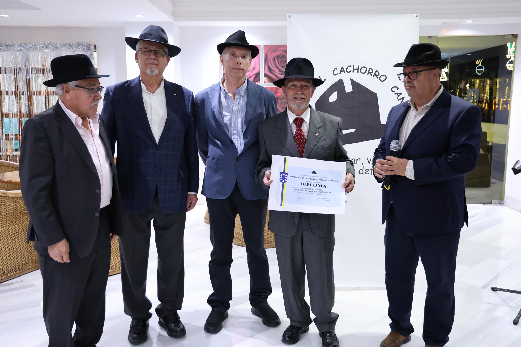 Francisco José Navarro, investido Cachorro de Honor por su defensa de las tradiciones de Lanzarote. Foto: La Voz Francisco José Navarro, investido Cachorro de Honor por su defensa de las tradiciones de Lanzarote. Foto: La Voz