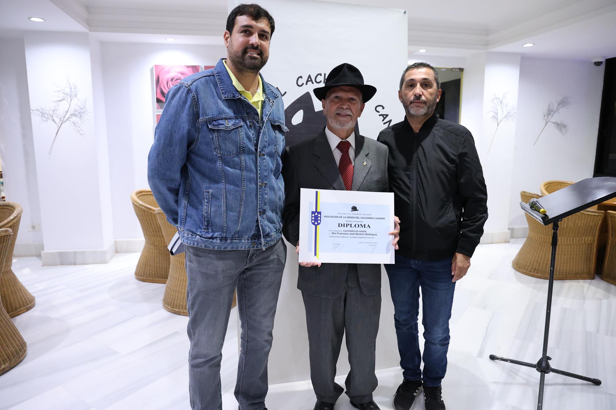 Francisco José Navarro, investido Cachorro de Honor por su defensa de las tradiciones de Lanzarote. Foto: La Voz Francisco José Navarro, investido Cachorro de Honor por su defensa de las tradiciones de Lanzarote. Foto: La Voz