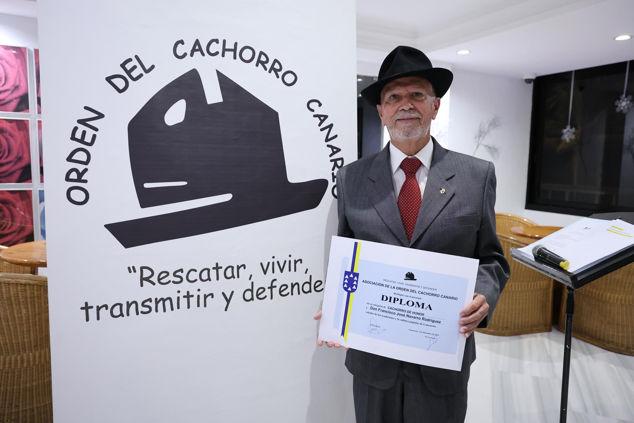 Francisco José Navarro, investido Cachorro de Honor por su defensa de las tradiciones de Lanzarote. Foto: La Voz Francisco José Navarro, investido Cachorro de Honor por su defensa de las tradiciones de Lanzarote. Foto: La Voz