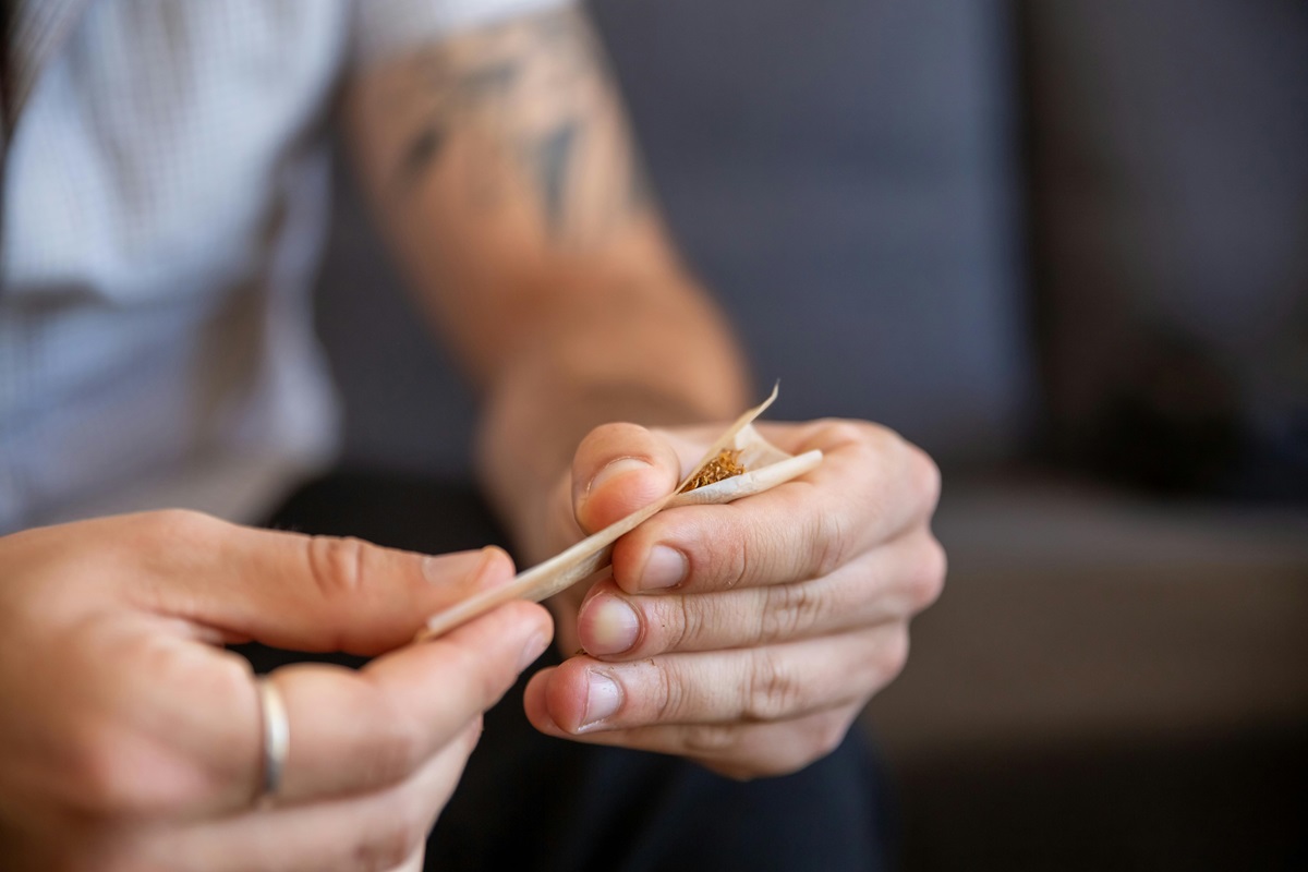 Una persona fumando
