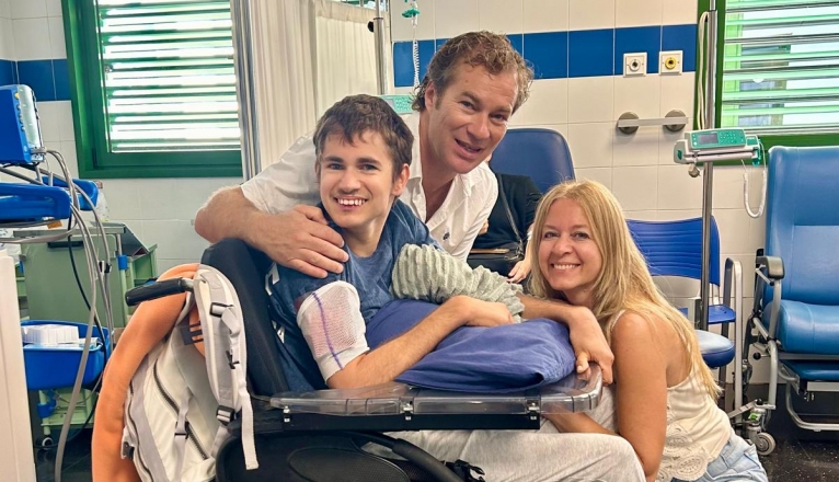 Juanito junto a sus padres el primer día de tratamiento. Foto: Cedida. Juanito junto a sus padres el primer día de tratamiento. Foto: Cedida.