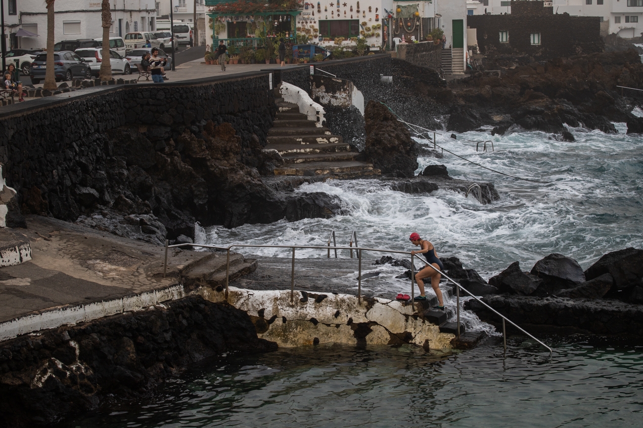 Oleaje y calima en Punta Mujeres. Foto: Andrea Domínguez.