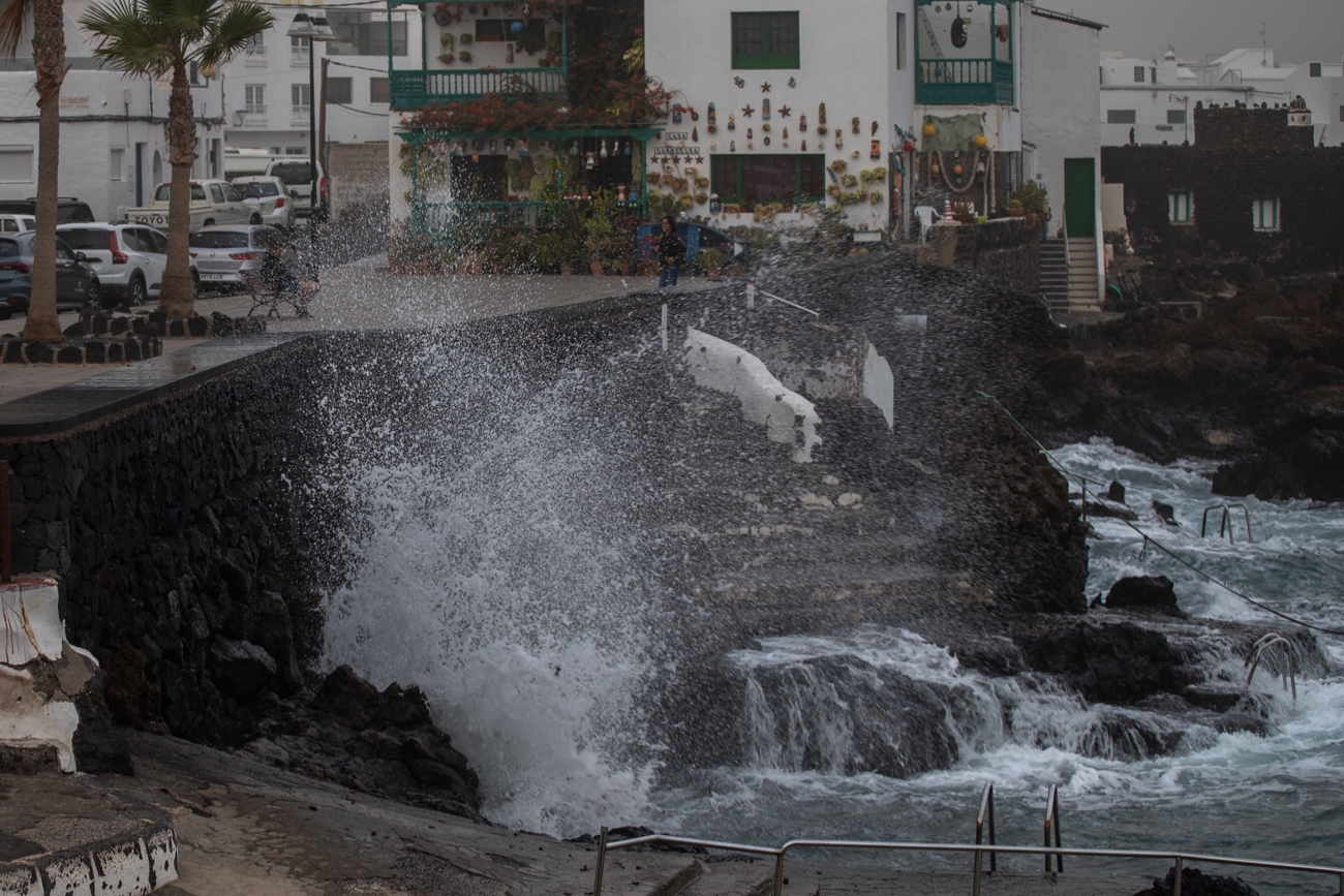 Oleaje y calima en Punta Mujeres, Lanzarote. Foto: Andrea Domínguez.