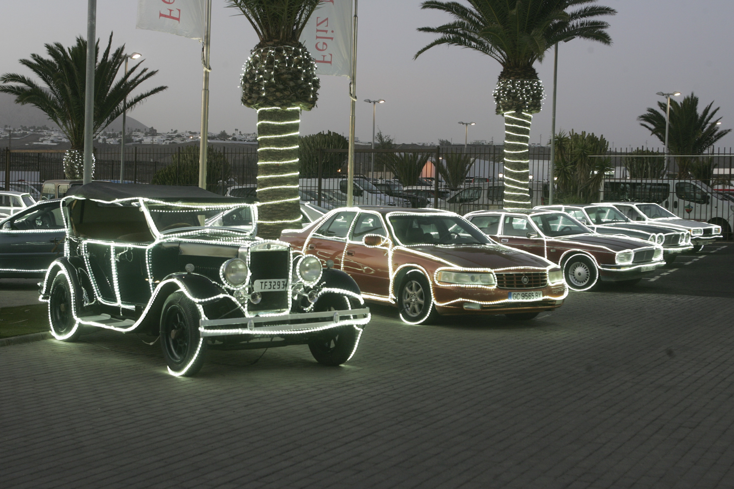 Concesionario de Cabrera Medina con los coches iluminados por Navidad. Fotos: Juan Mateos.