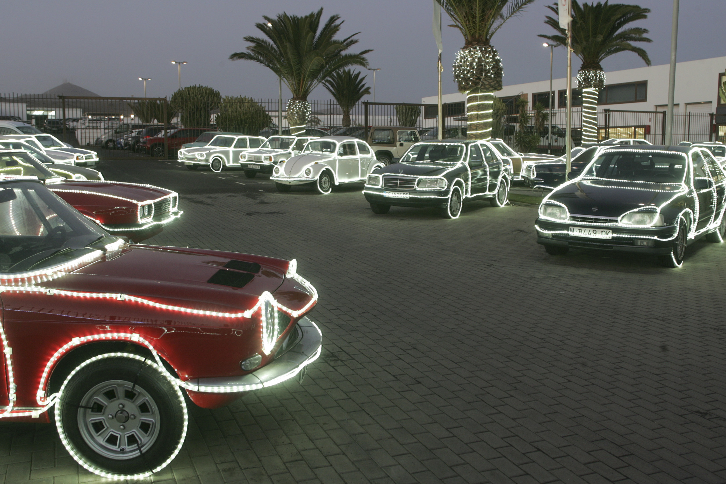 Concesionario de Cabrera Medina con los coches iluminados por Navidad. Fotos: Juan Mateos.