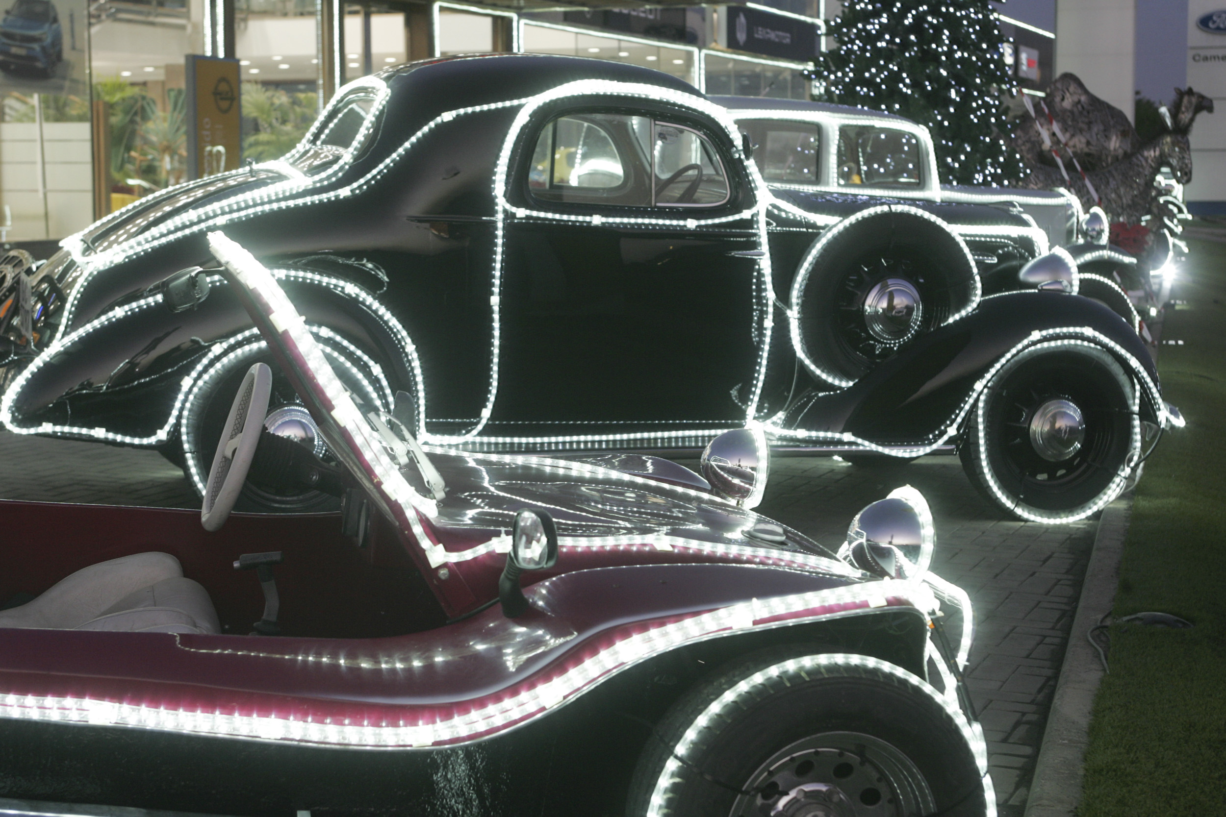 Concesionario de Cabrera Medina con los coches iluminados por Navidad. Fotos: Juan Mateos.