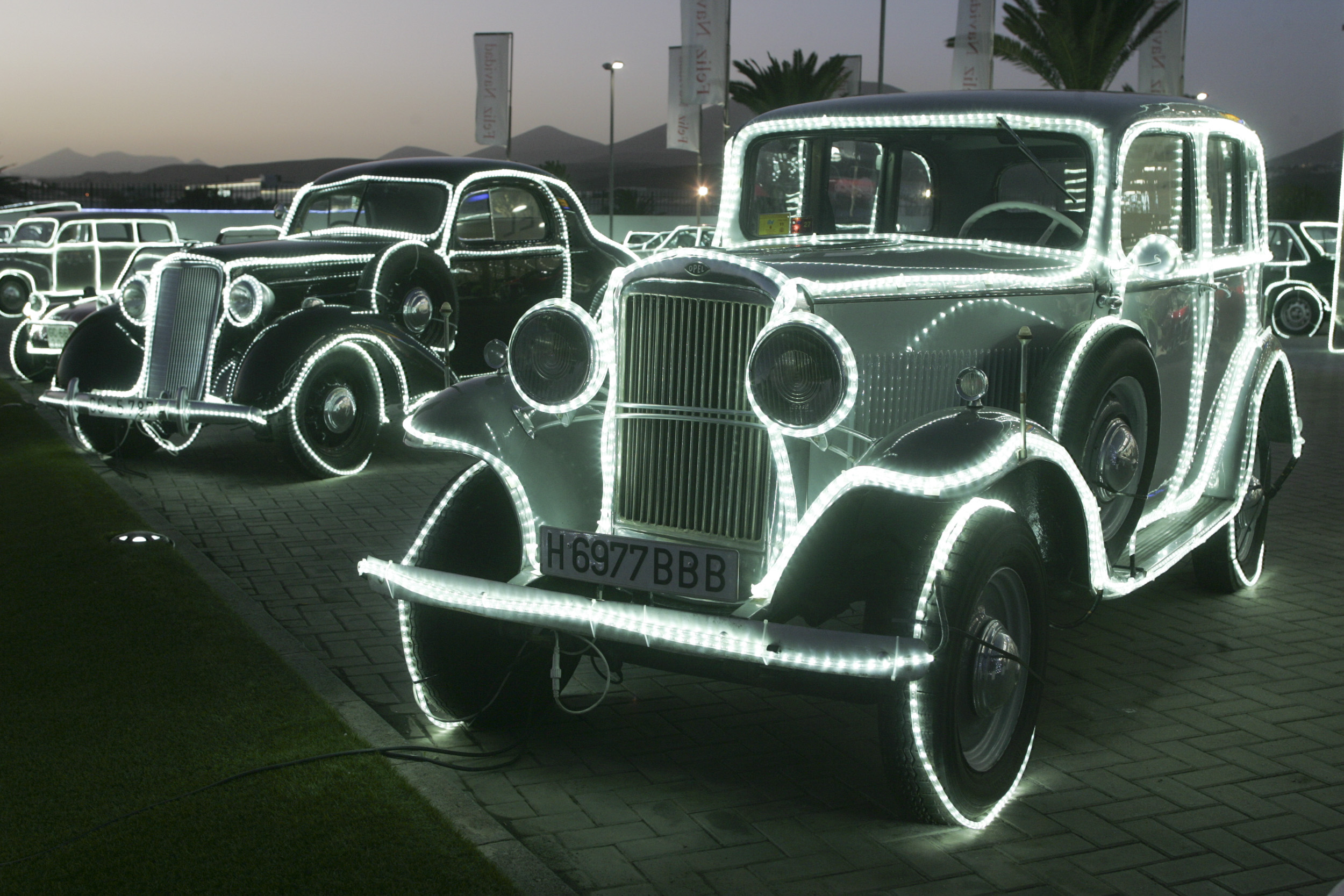 Concesionario de Cabrera Medina con los coches iluminados por Navidad. Fotos: Juan Mateos.