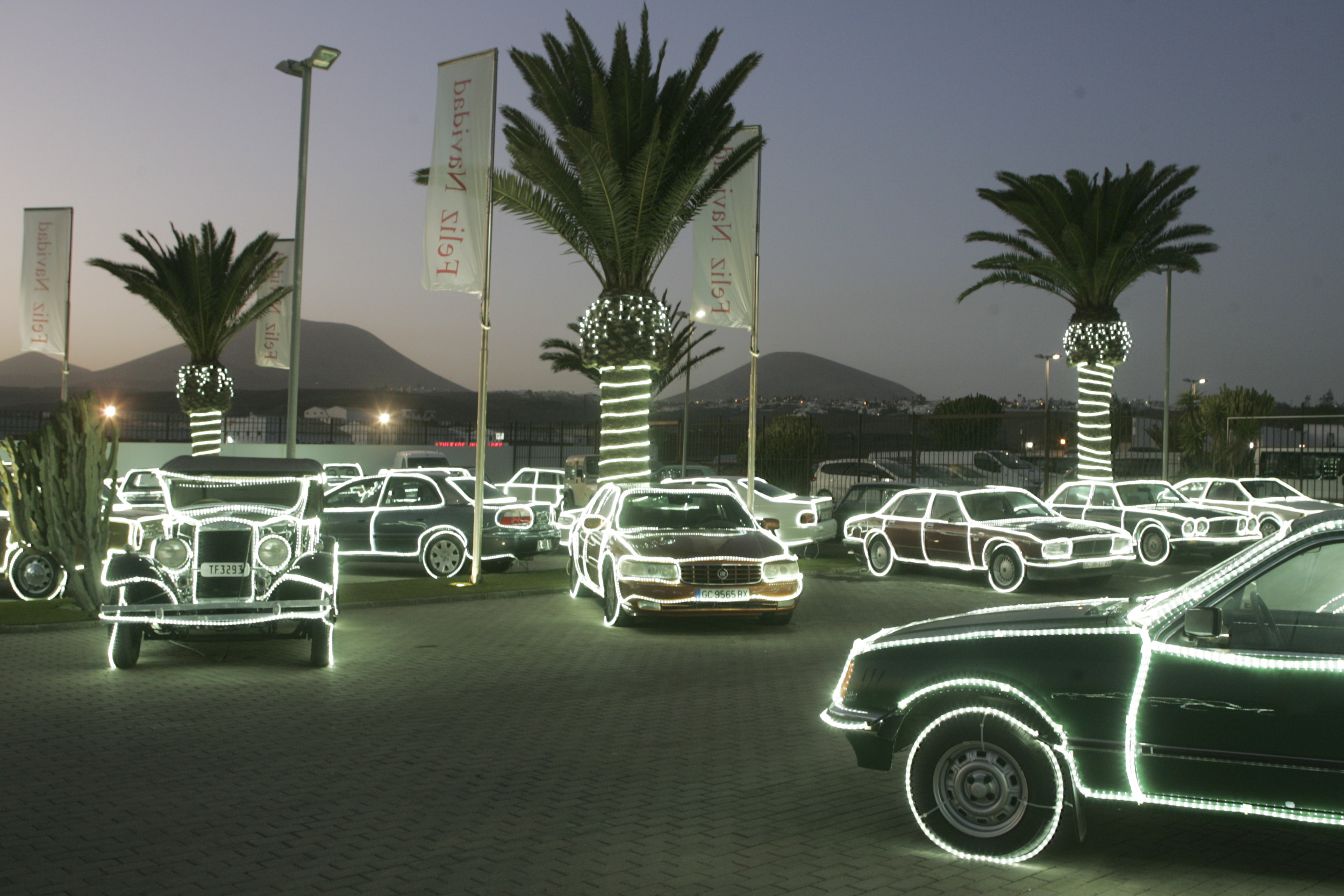 Concesionario de Cabrera Medina con los coches iluminados por Navidad. Fotos: Juan Mateos.